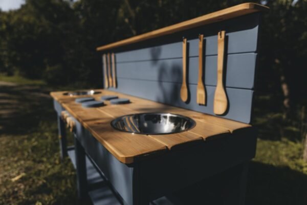 Kuchnie-Blotne_7-scaled-1920x1280-1 Close-up of solid spruce timber on a handcrafted mud kitchen